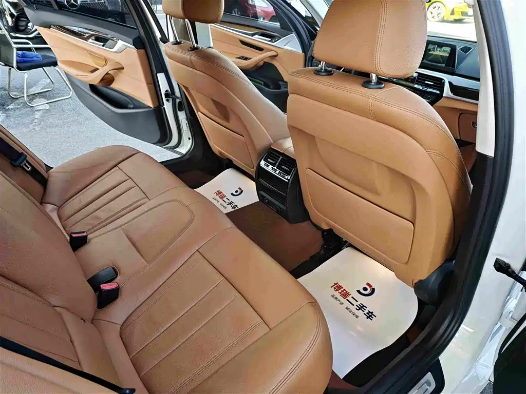 BMW 5 Series — фото 11