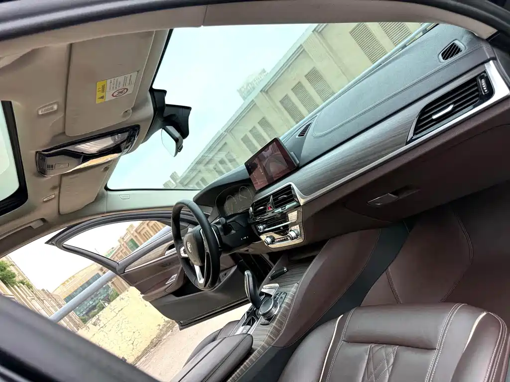 BMW 5 Series — фото 14