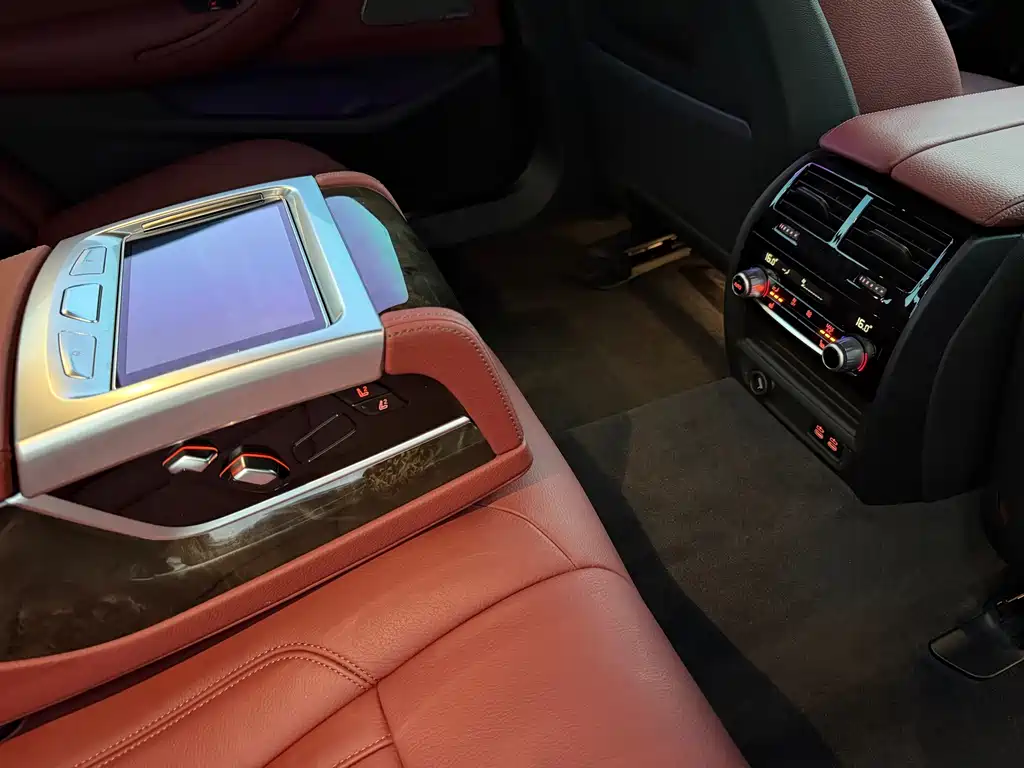 BMW 5 Series — фото 17