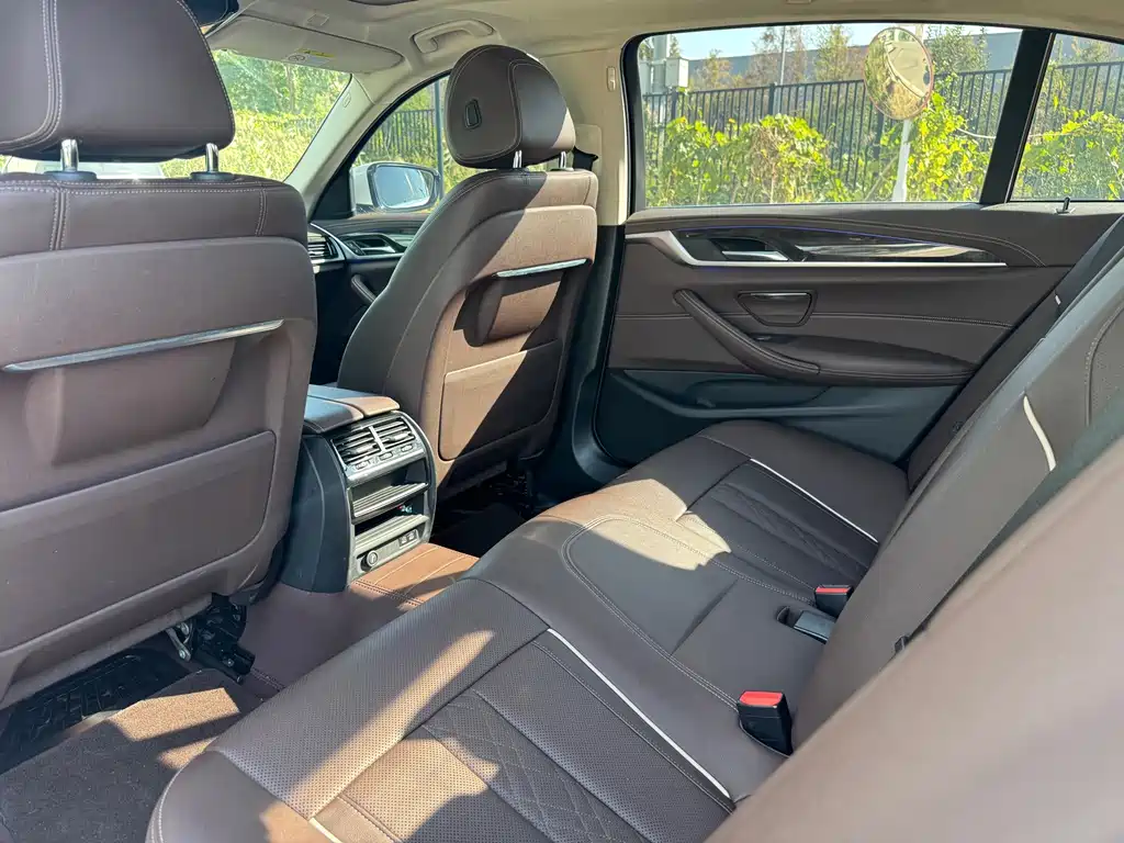 BMW 5 Series — фото 13