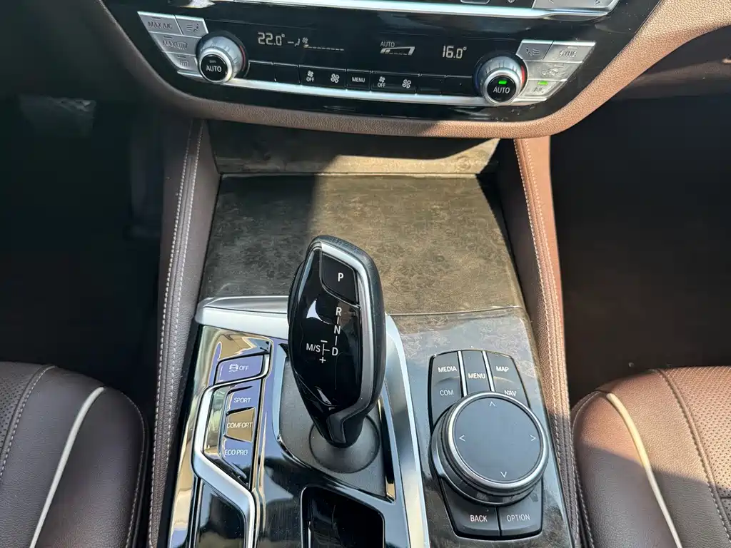 BMW 5 Series — фото 18
