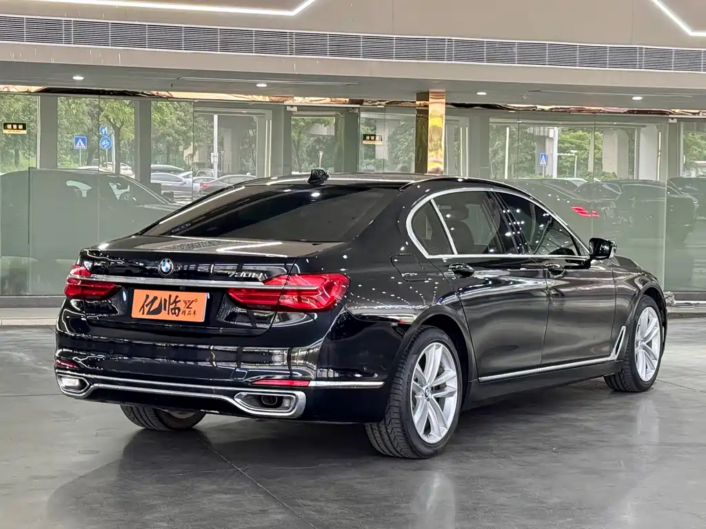 BMW 7 Series — фото 18