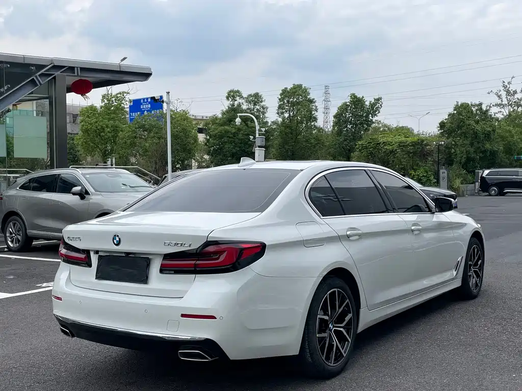 BMW 5 Series — фото 16