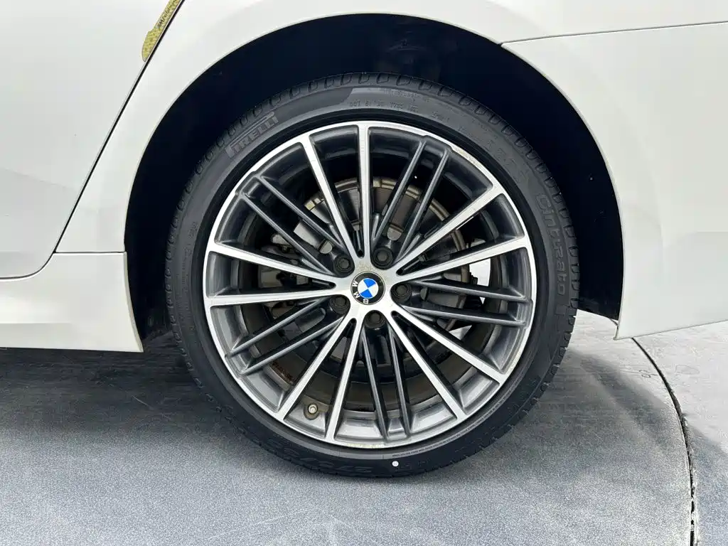 BMW 5 Series — фото 11
