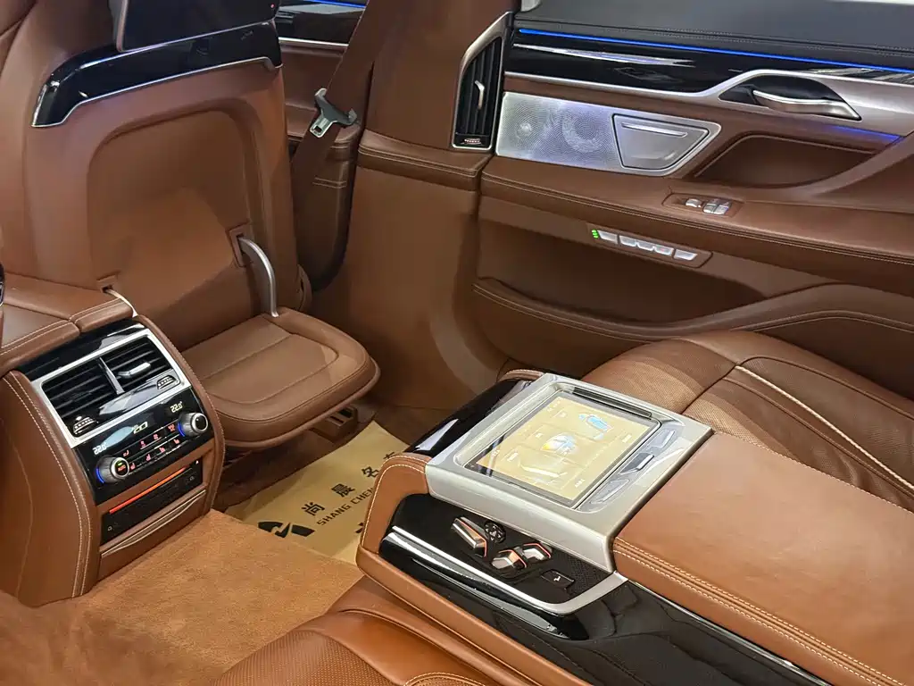 BMW 7 Series — фото 11