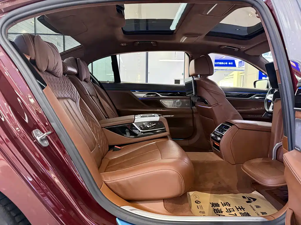BMW 7 Series — фото 10