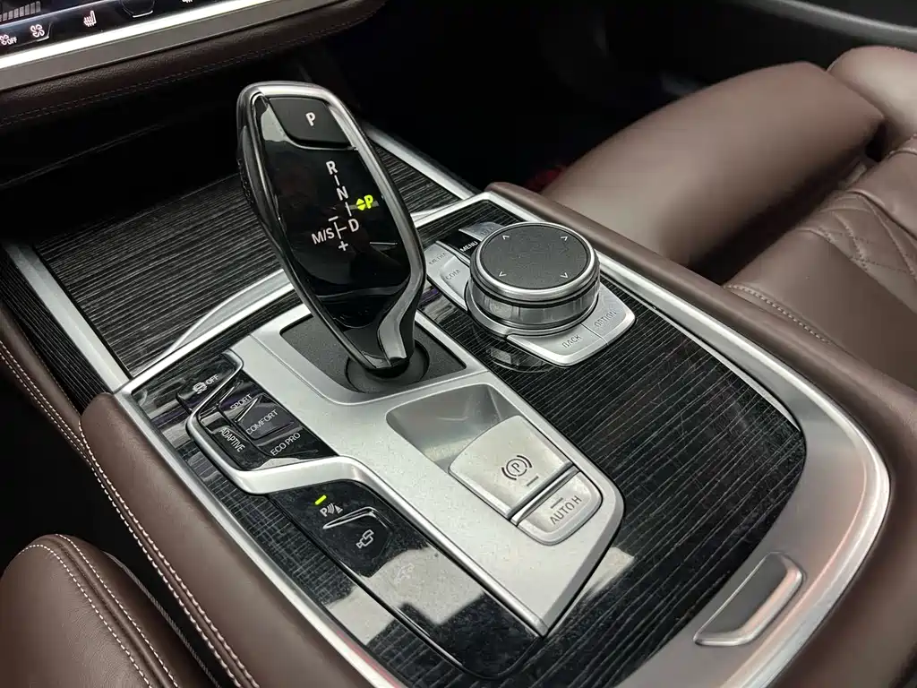 BMW 7 Series — фото 15