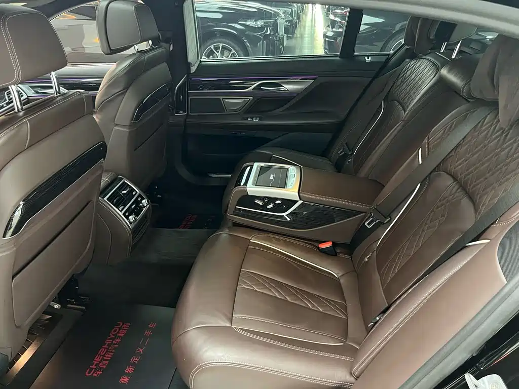 BMW 7 Series — фото 10
