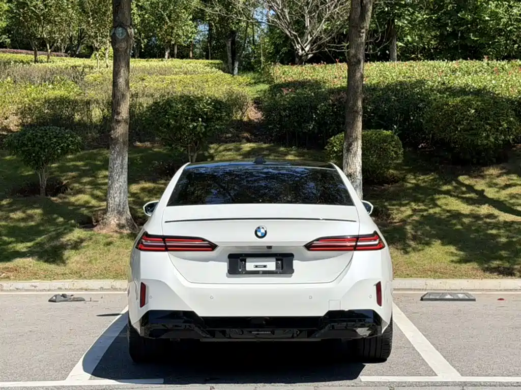 BMW 5 Series — фото 13