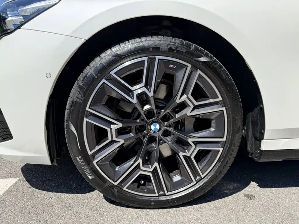 BMW 5 Series — фото 15