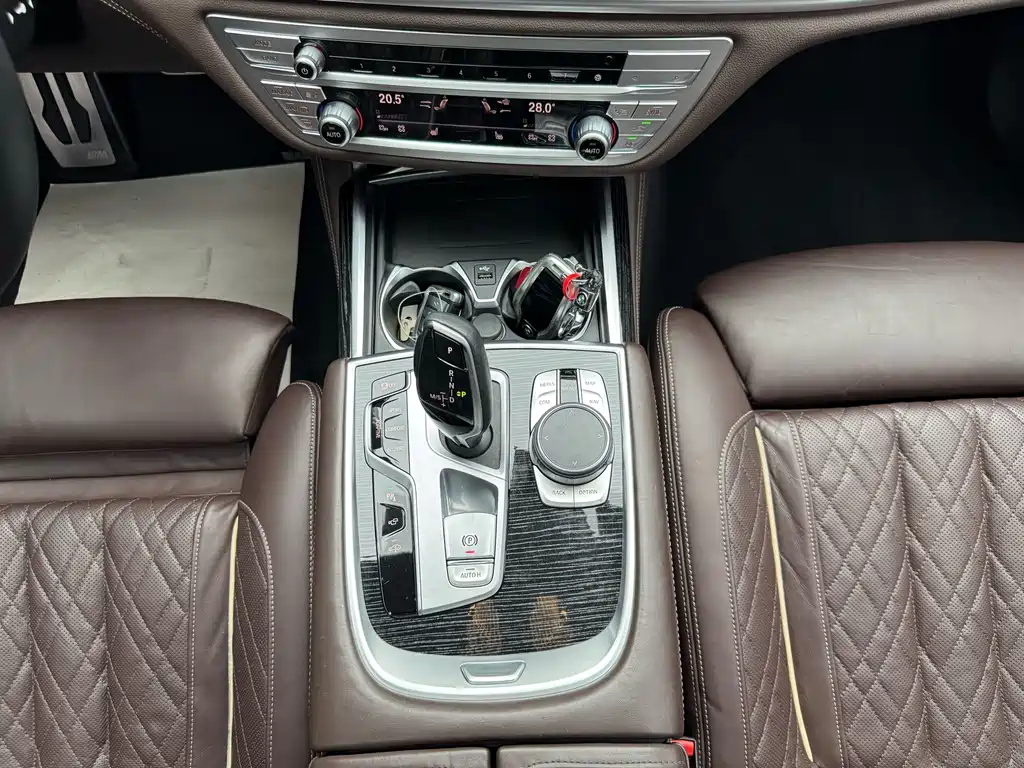 BMW 7 Series — фото 13