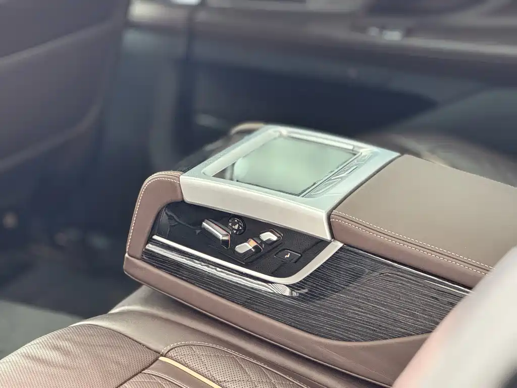 BMW 7 Series — фото 10
