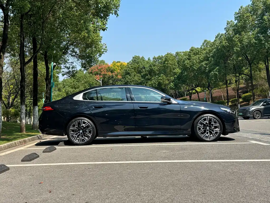 BMW 5 Series — фото 4