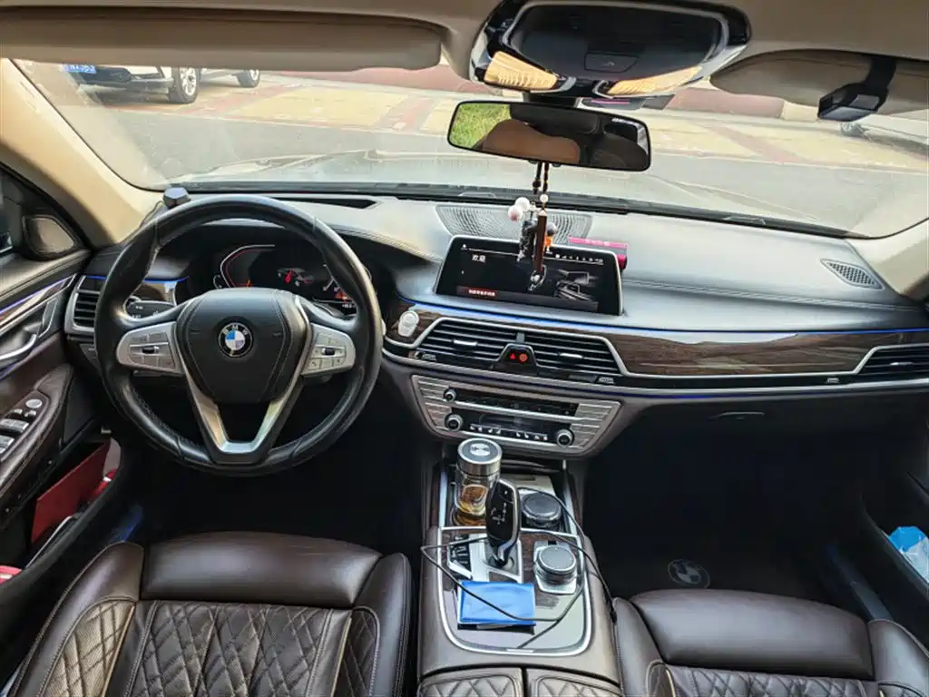 BMW 7 Series — фото 4
