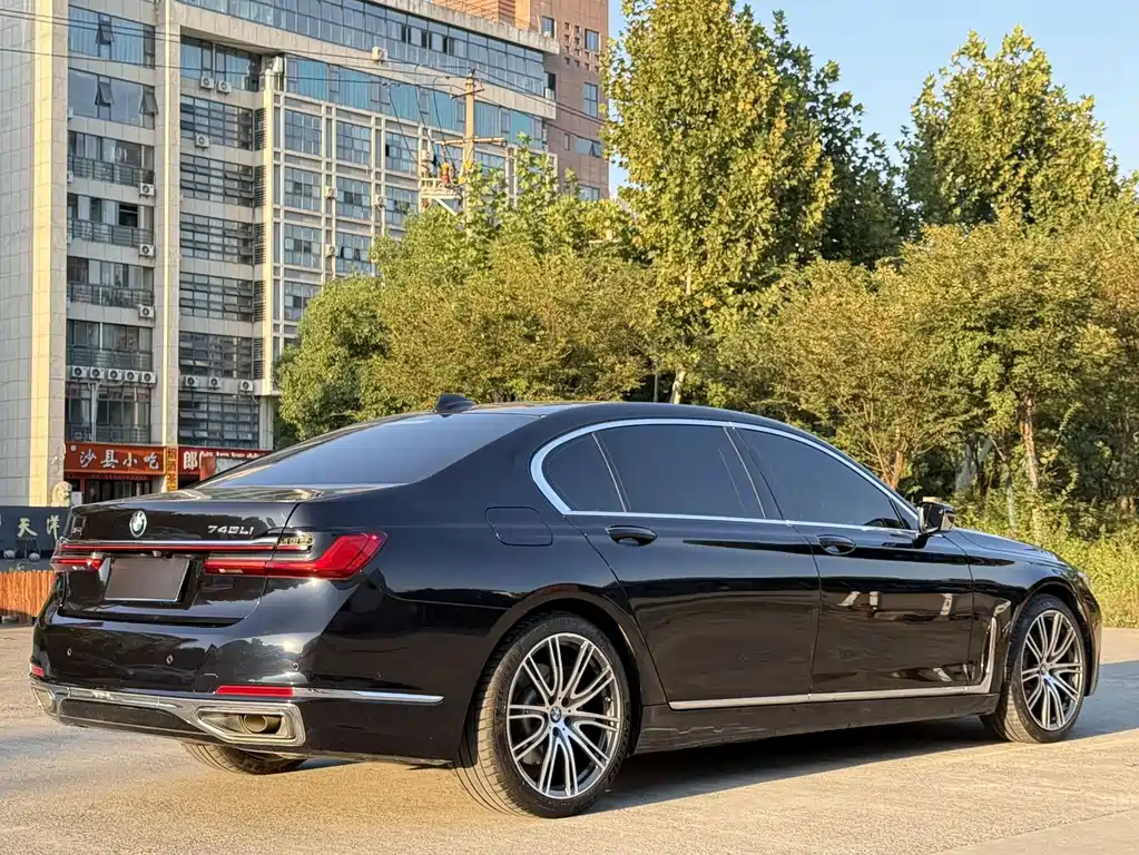 BMW 7 Series — фото 9