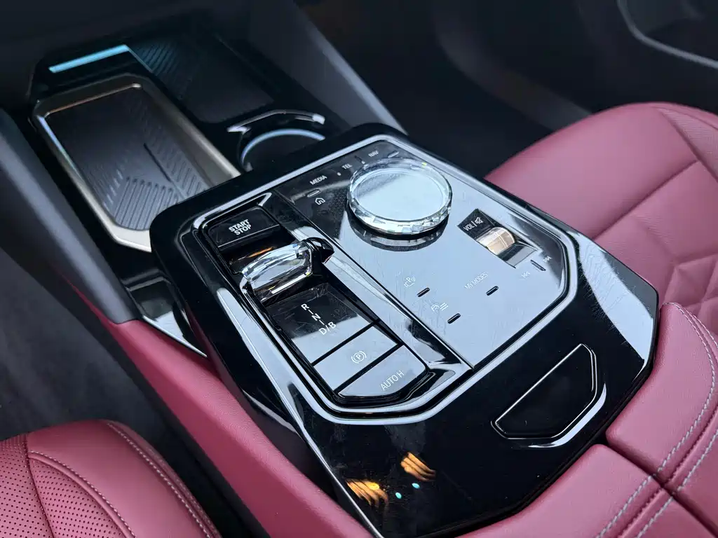BMW i5 — фото 11