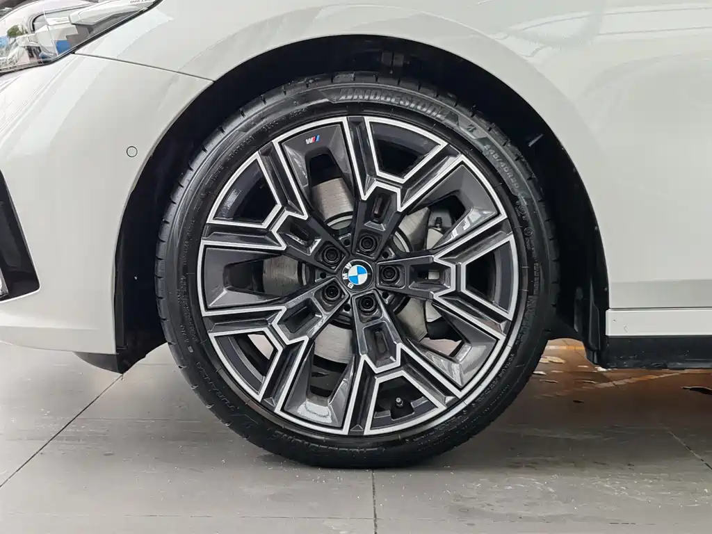 BMW 5 Series — фото 19