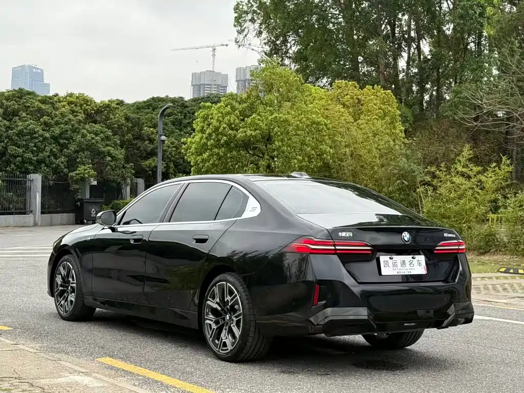 BMW 5 Series — фото 14