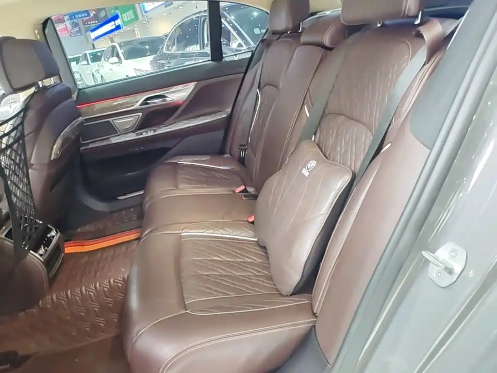 BMW 7 Series — фото 17