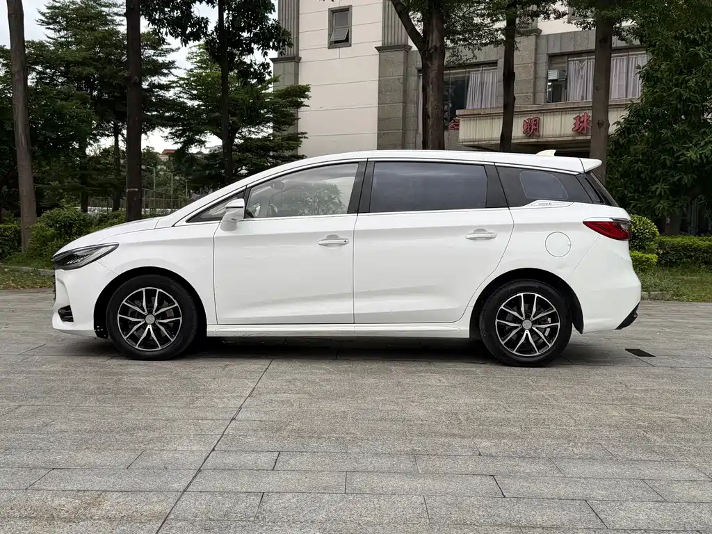 BYD MAX — фото 4