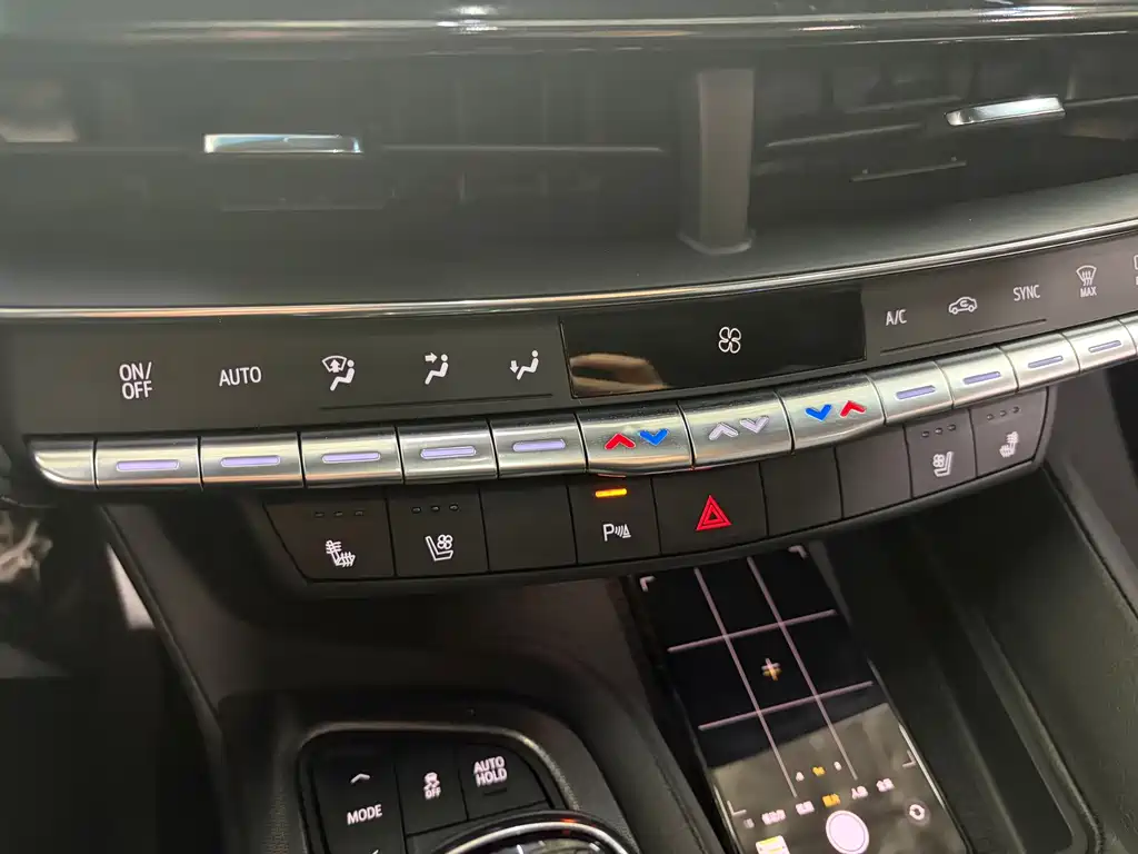 Cadillac CT5 — фото 11