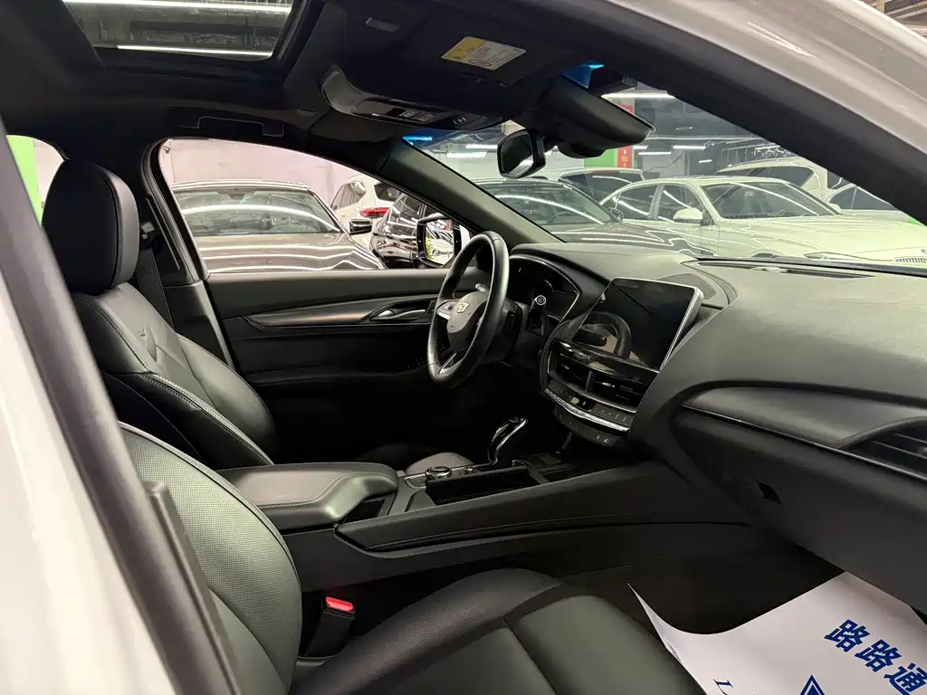 Cadillac CT5 — фото 8