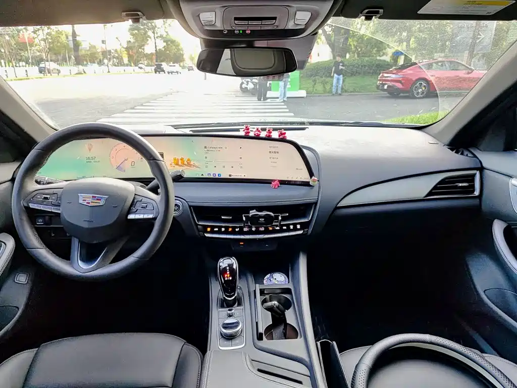 Cadillac CT5 — фото 10