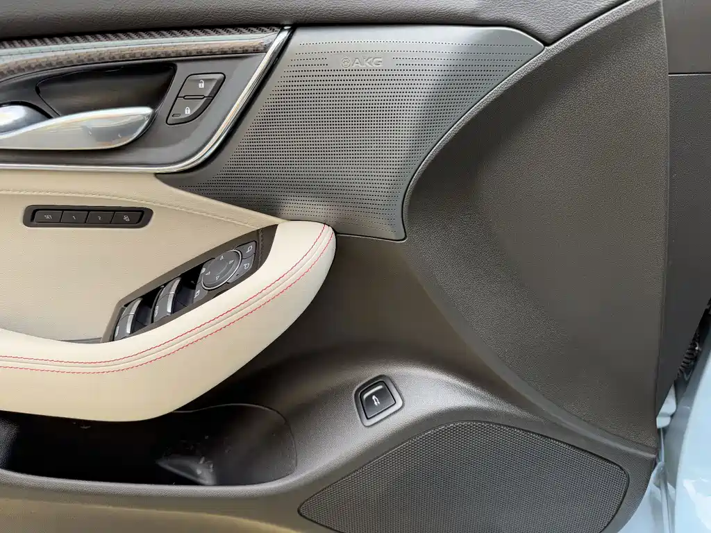 Cadillac CT5 — фото 10