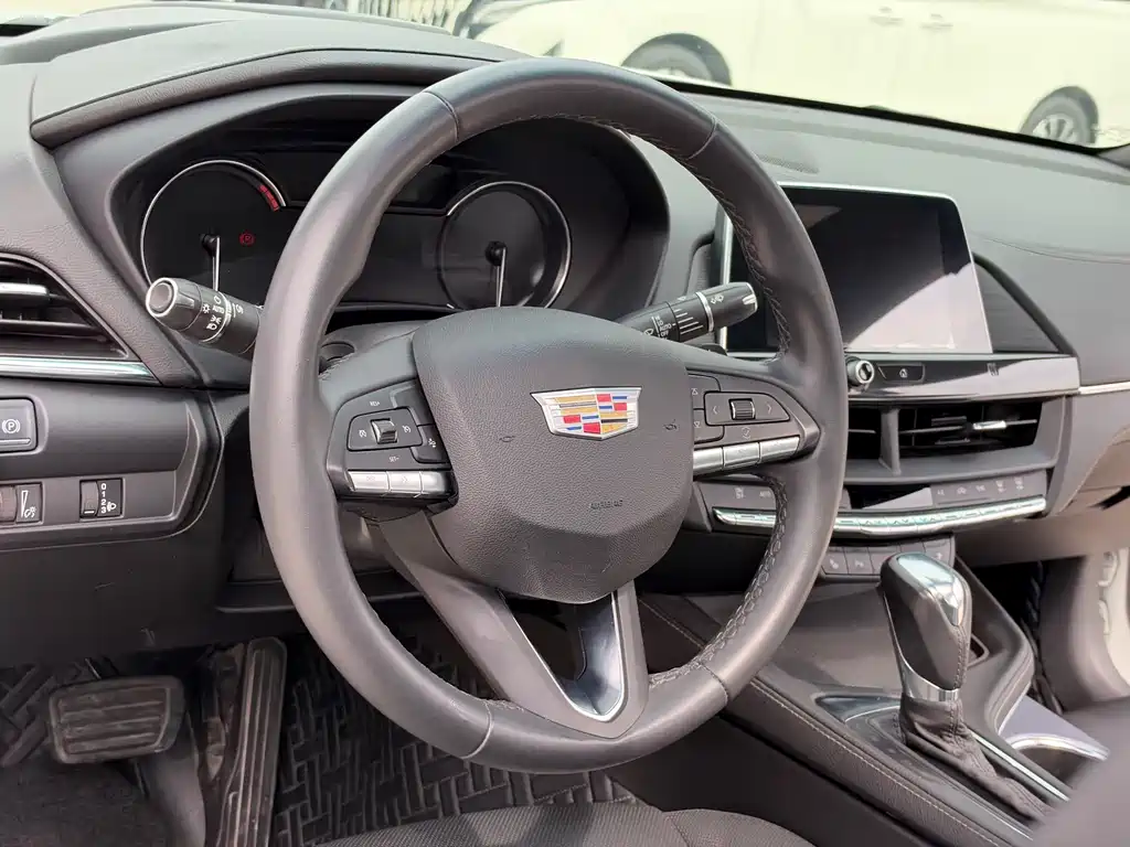Cadillac CT4 — фото 17