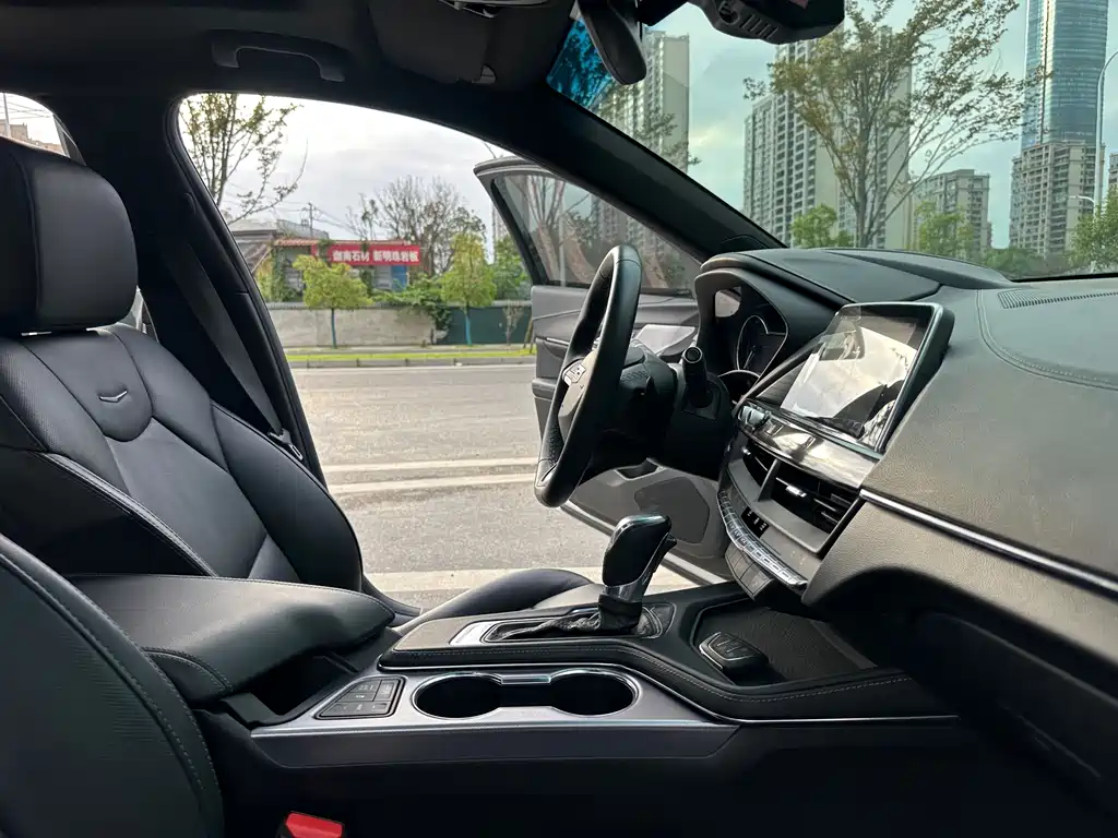 Cadillac CT4 — фото 11