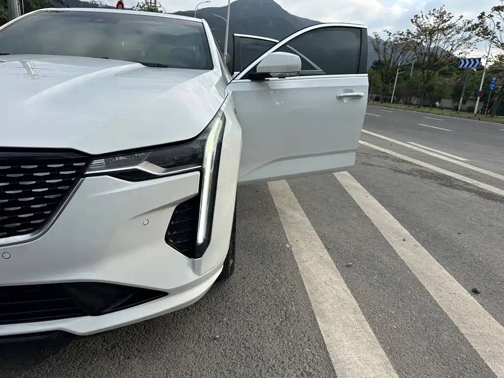 Cadillac CT4 — фото 14
