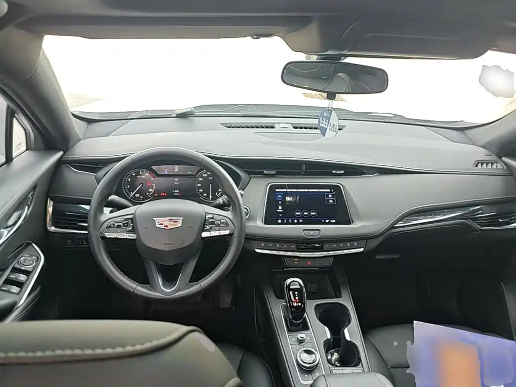 Cadillac XT4 — фото 10