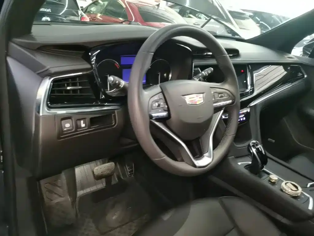 Cadillac XT6 — фото 10