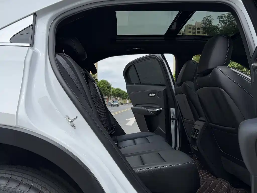 Cadillac XT4 — фото 24