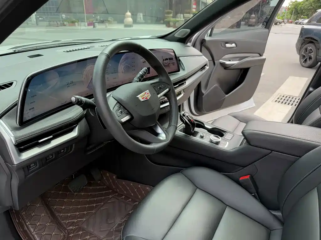 Cadillac XT4 — фото 30