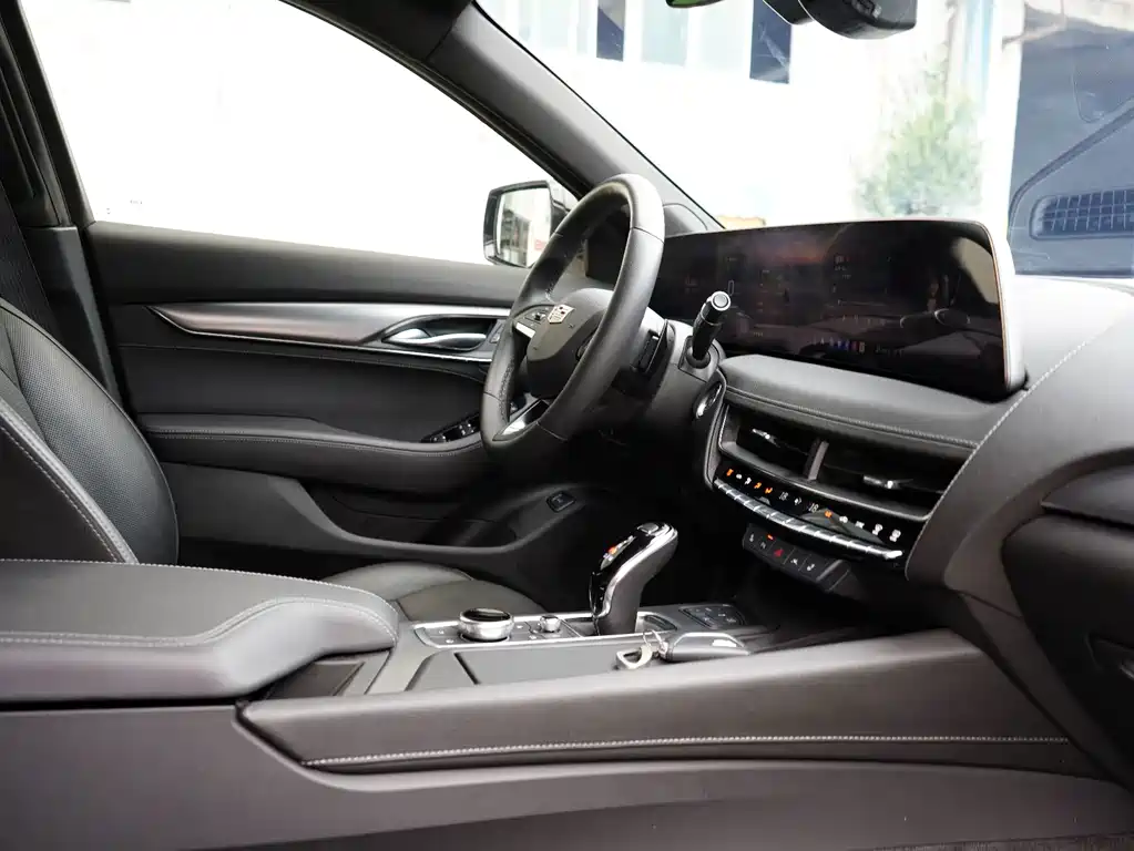 Cadillac CT5 — фото 15