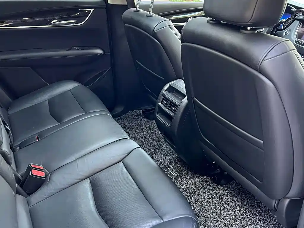 Cadillac XT5 — фото 8