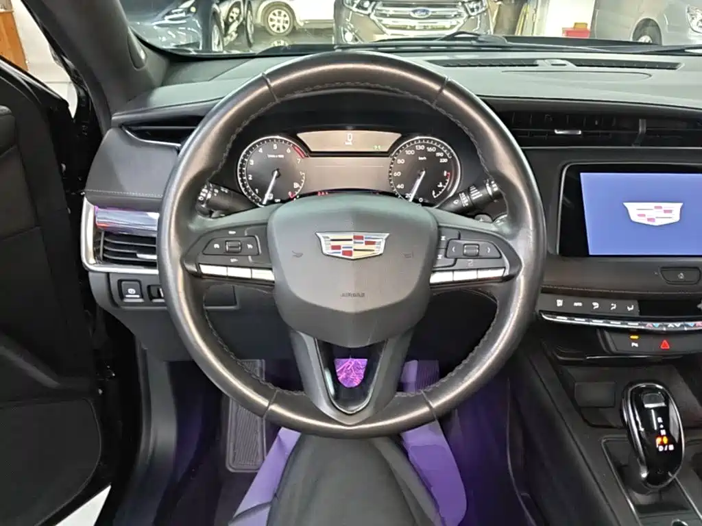 Cadillac XT4 — фото 11