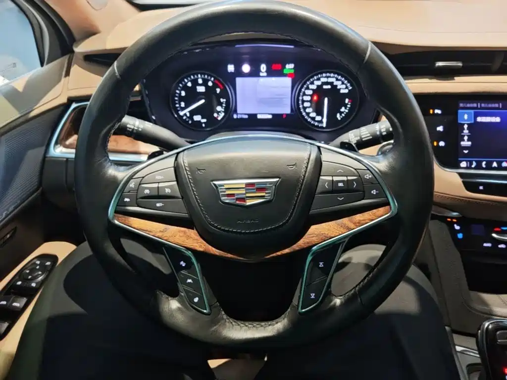 Cadillac XT5 — фото 11