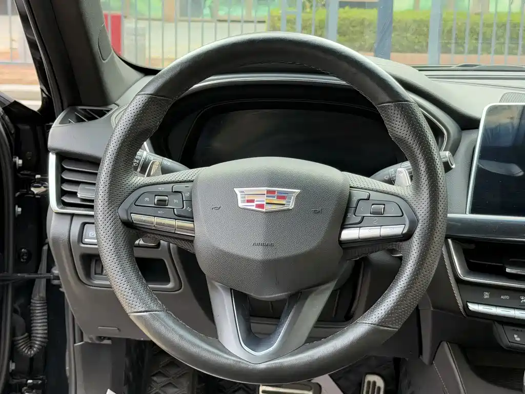 Cadillac CT5 — фото 27