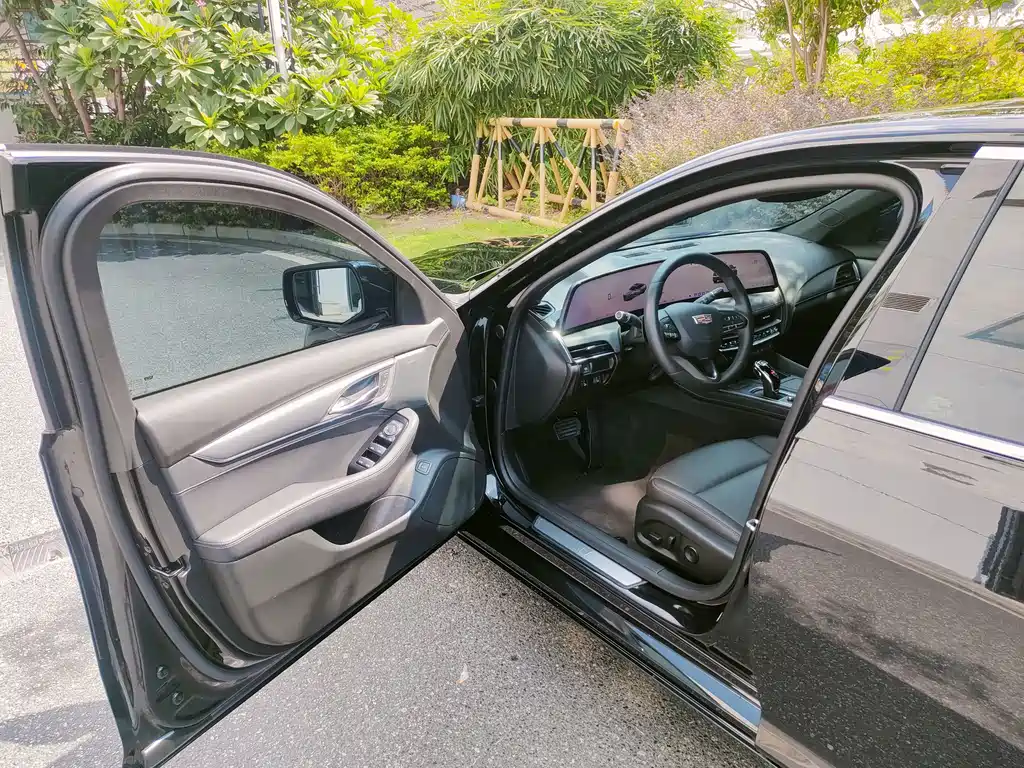 Cadillac CT5 — фото 11