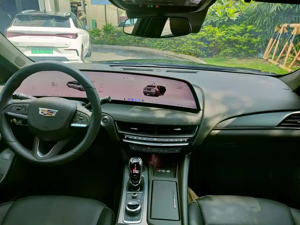 Cadillac CT5 — фото 31