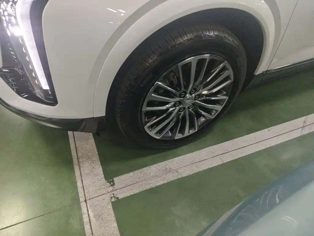 Cadillac XT5 — фото 23