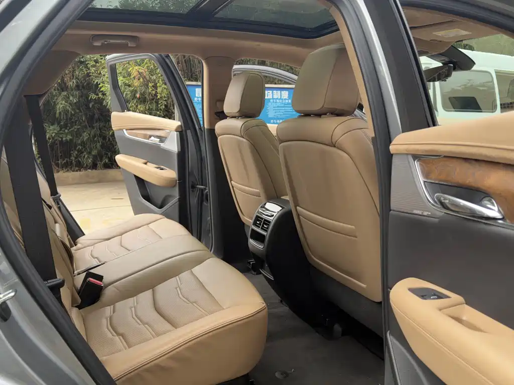 Cadillac XT5 — фото 18