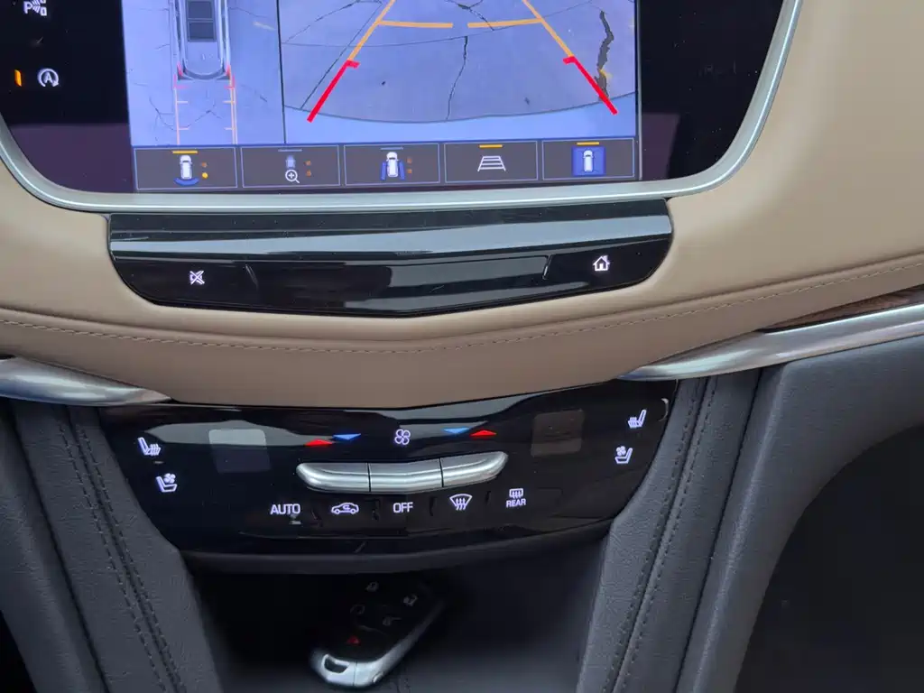 Cadillac XT5 — фото 8