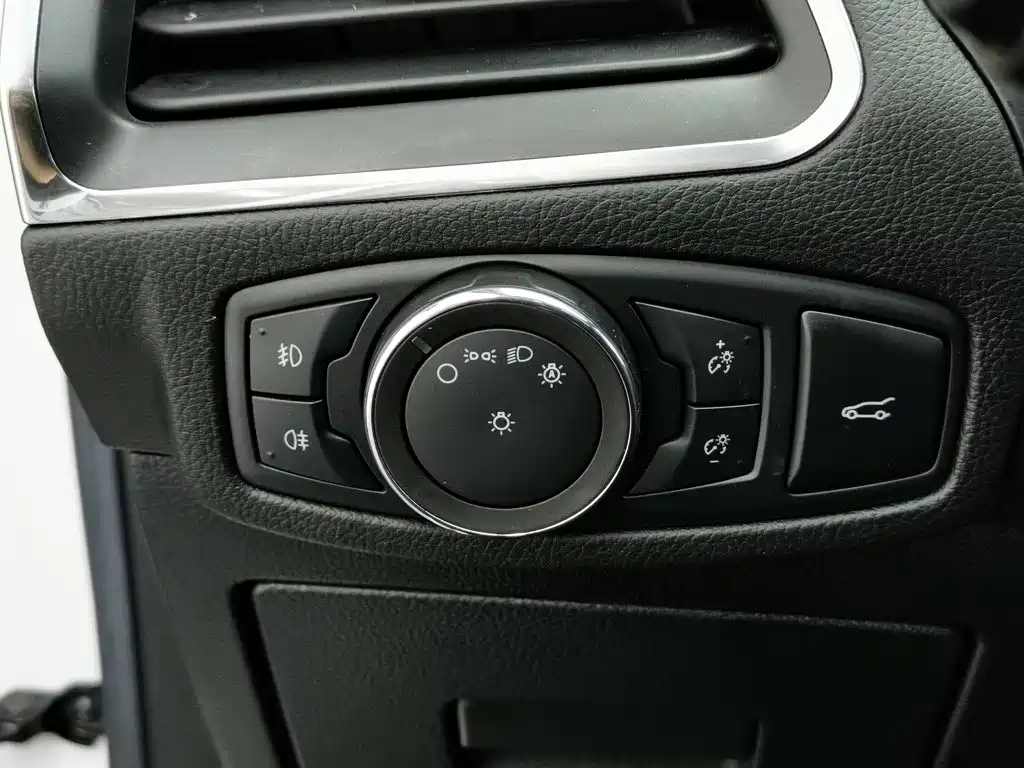 Ford Edge — фото 21