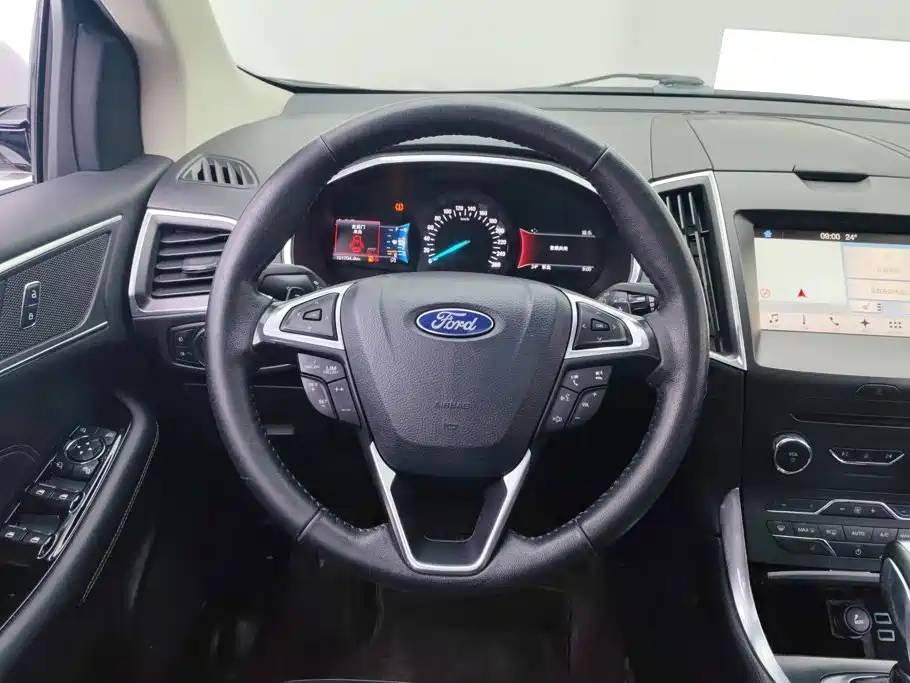 Ford Edge — фото 15