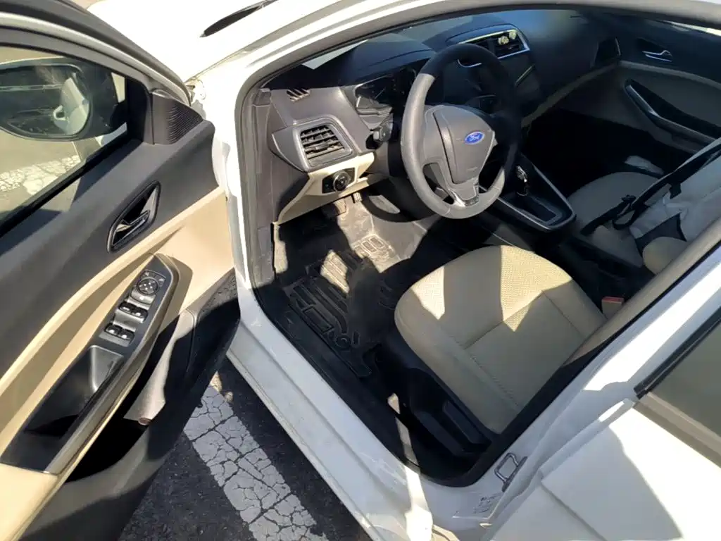 Ford Escort — фото 16