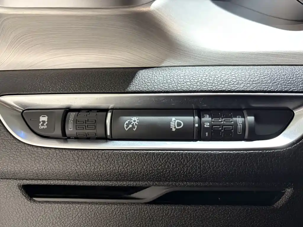 Geely Binyue — фото 11