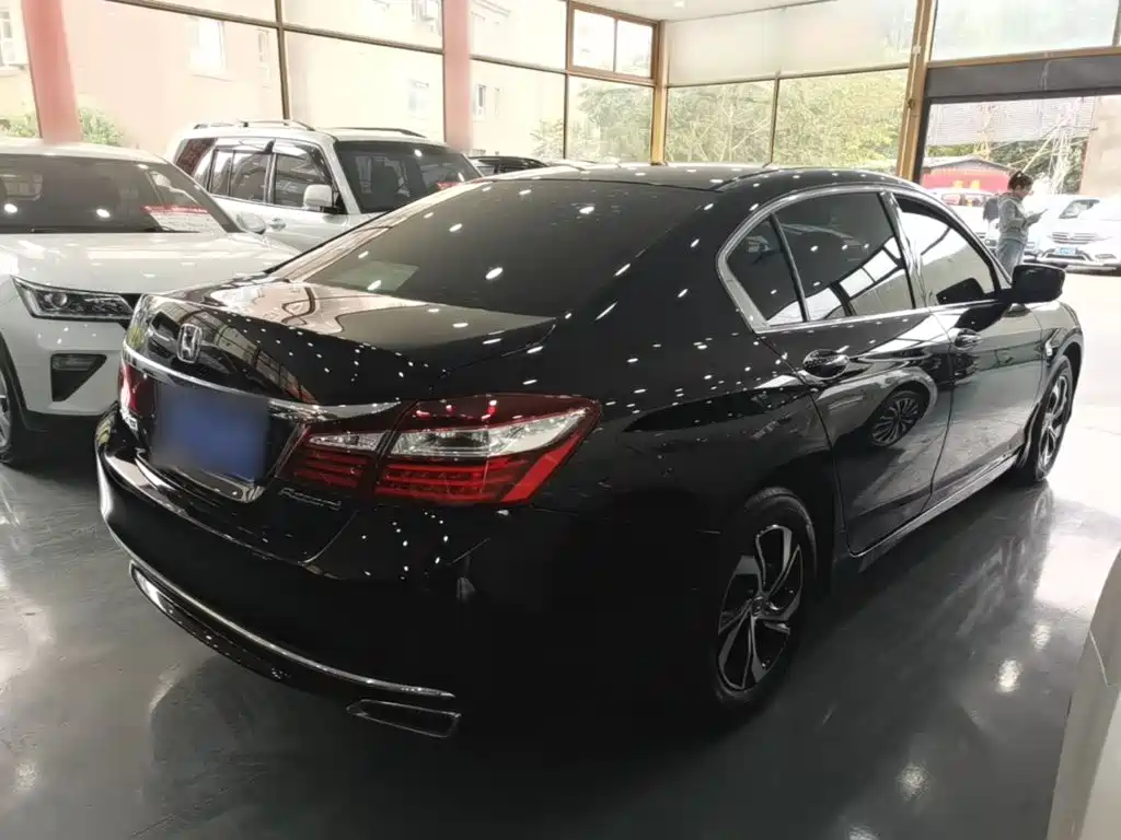 Honda Accord — фото 7